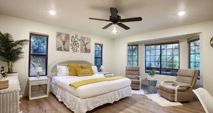 Hot Tub, Views, Privacy, Game Room, just 5 min from Downtown!