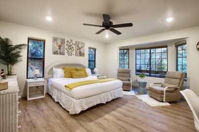 Hot Tub, Views, Privacy, Game Room, just 5 min from Downtown!