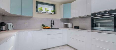 Jääkaappi, mikroaaltouuni, uuni, liesi