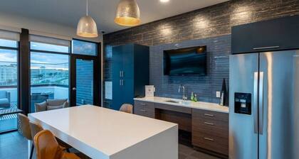 Modern Luxury 1BR Apt with Rooftop, Gym, and Parking