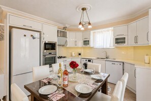 Kühlschrank, Mikrowelle, Ofen, Geschirrspüler