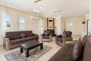Fernseher, Kamin, DVD-Player