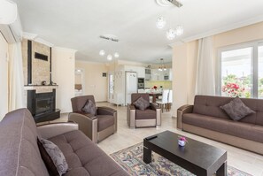 TV, caminetto, lettore DVD