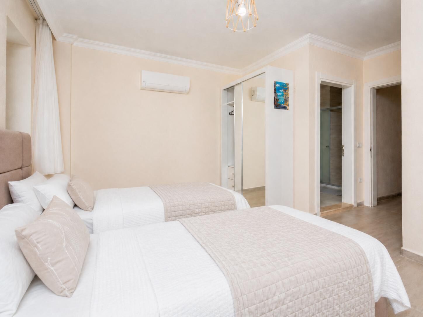 5 slaapkamers, een strijkplank/strijkijzer, wifi, beddengoed