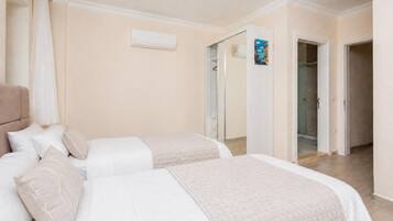 5 slaapkamers, een strijkplank/strijkijzer, wifi, beddengoed