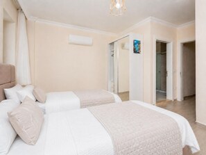 5 bedrooms, iron/ironing board, WiFi, bed sheets