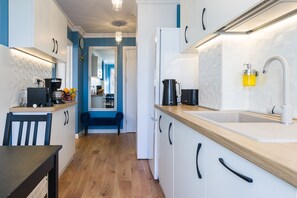 Fridge, microwave, oven, stovetop - Cosy & Quiet Luxury Apartment - Unirii Square - Old Town - Adela Accommodation (București)