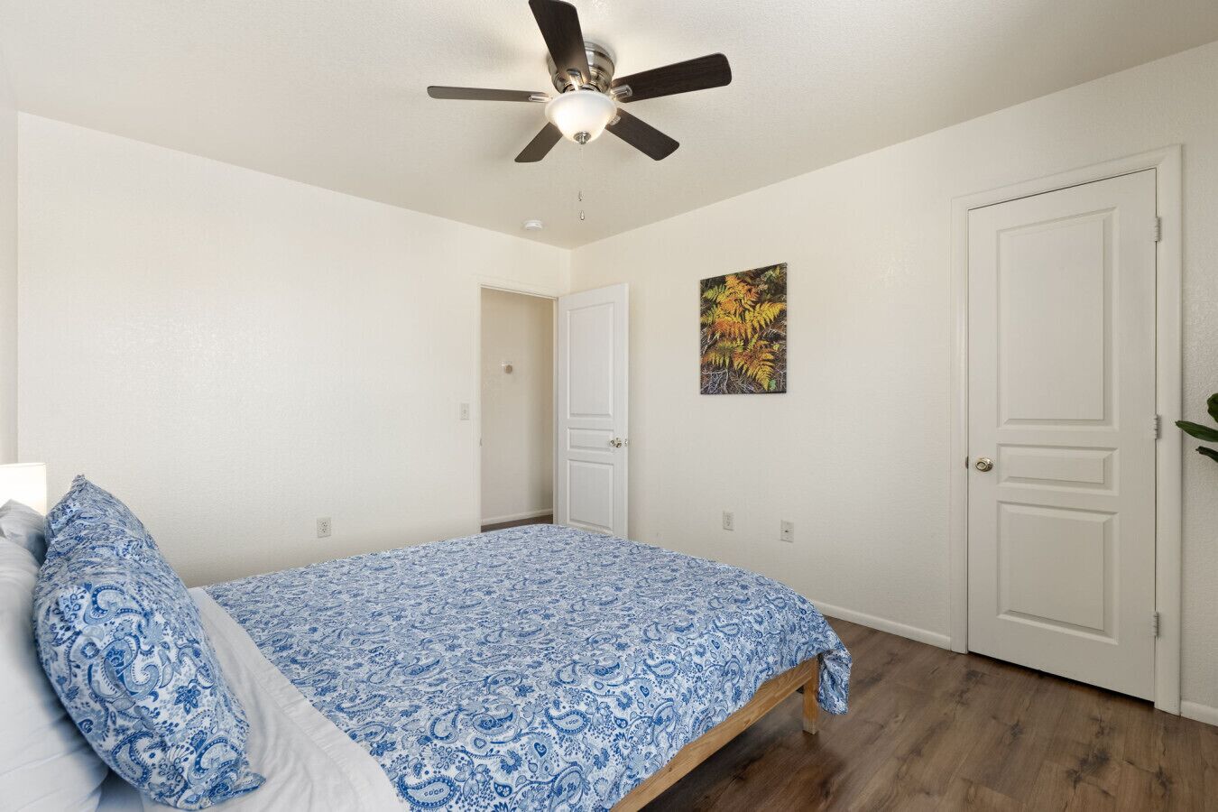 3 bedrooms, desk, WiFi, bed sheets