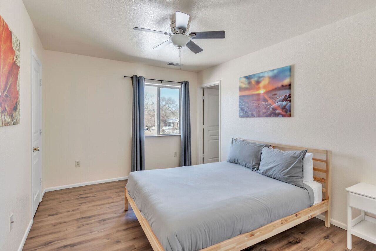 3 bedrooms, desk, WiFi, bed sheets