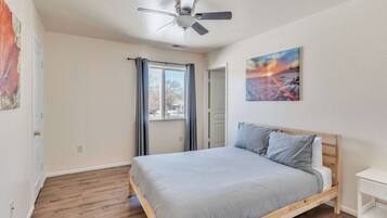 3 bedrooms, desk, WiFi, bed sheets