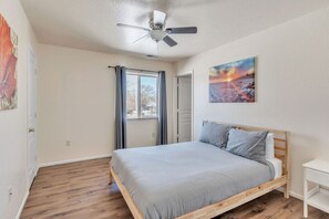 3 bedrooms, desk, WiFi, bed sheets