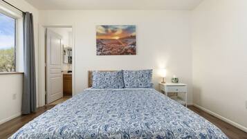 3 bedrooms, desk, WiFi, bed sheets