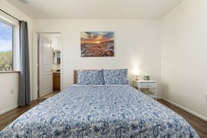 3 bedrooms, desk, WiFi, bed sheets