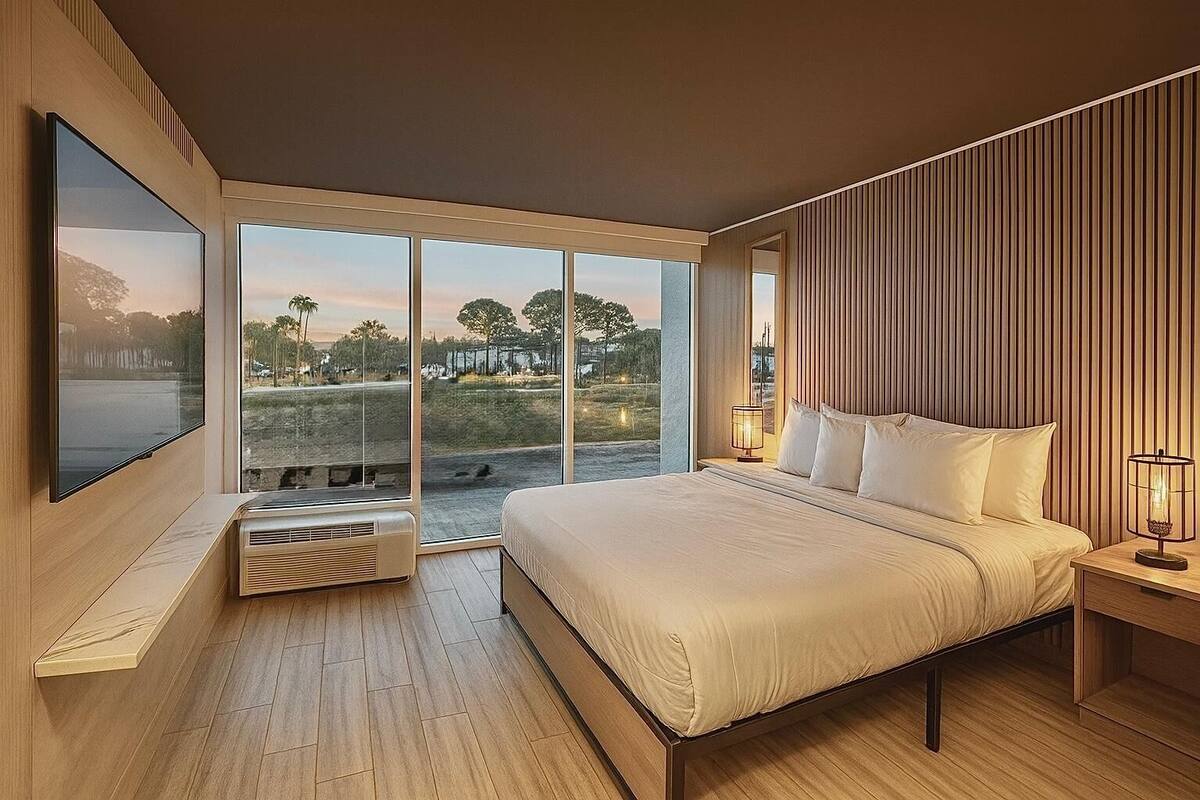 Desk, laptop workspace, free WiFi, bed sheets