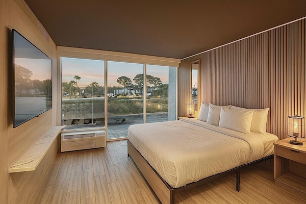 Camera, 1 letto king | Una scrivania, postazione laptop, Wi-Fi gratuito, lenzuola