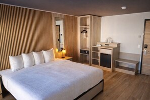 Room, 1 King Bed | Desk, laptop workspace, free WiFi, bed sheets - Tropical Palms Hotel (Clearwater)