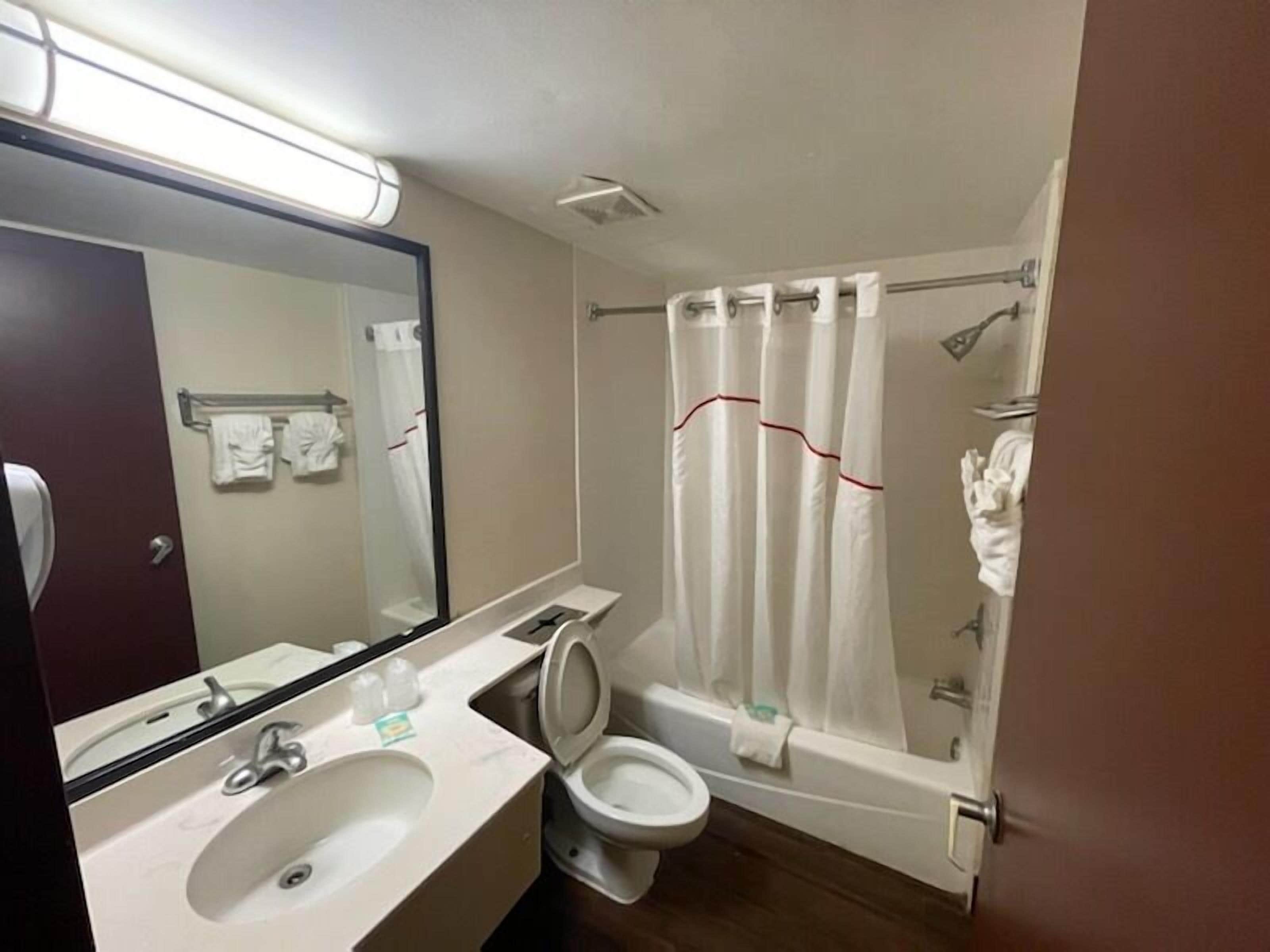 샤워기/욕조 결합, 무료 세면용품, 헤어드라이어, 타월