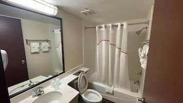 Bañera con ducha, artículos de tocador gratuitos, secador de pelo