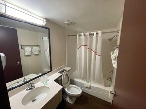 Ducha y bañera combinadas y artículos de higiene personal gratuitos