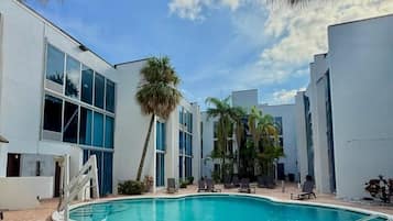 Kolam renang outdoor, dengan kursi berjemur