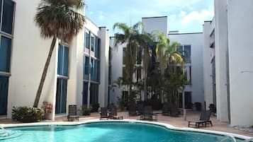 Kolam renang outdoor, dengan kursi berjemur