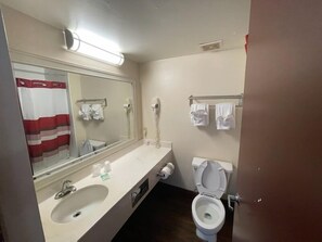 Habitación superior, 1 cama de matrimonio grande, balcón | Baño | Ducha y bañera combinadas y artículos de higiene personal gratuitos