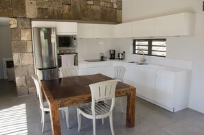 Fridge, microwave, oven, dishwasher - LA CABANE D’AUBANE (Rivière Noire District)