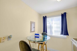 Dining - Oak Shores Studio 13 (Biloxi)