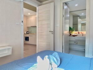 2 bedrooms, free WiFi, bed sheets, wheelchair access - Wow! Pool View Condo, 500 meters from Beach, Big Swimming Pool, FREE-SAUNA, GYM (Muang Pattaya)