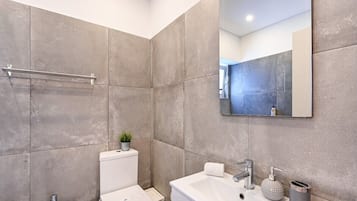 Bañera, secador de pelo y jabón