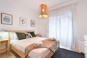 2 bedrooms, iron/ironing board, internet, bed sheets