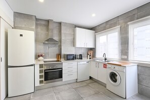 Kjøleskap, mikrobølgeovn, ovn og oppvaskmaskin