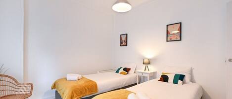 2 bedrooms, iron/ironing board, internet, bed sheets