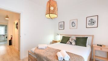 2 bedrooms, iron/ironing board, internet, bed sheets