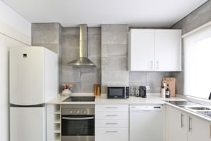 Kjøleskap, mikrobølgeovn, ovn og oppvaskmaskin