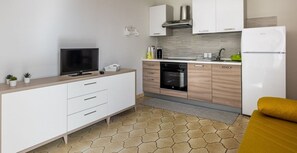 Kjøleskap, ovn, kokeplater og kjøkkenutstyr