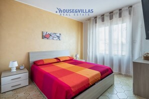 2 bedrooms, iron/ironing board, WiFi