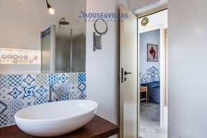 Sèche-cheveux, serviettes fournies