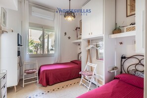 5 bedrooms, iron/ironing board, WiFi, bed sheets