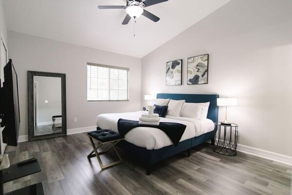 2 habitaciones, tabla de planchar con plancha y cuna de viaje 