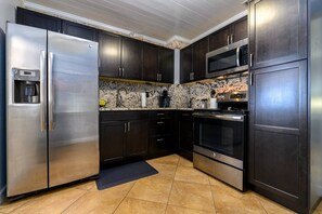 Frigorífic, microones, forn i placa de cuina 