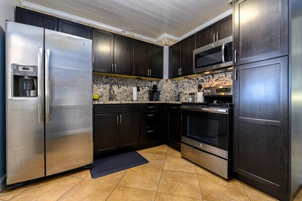 Refrigerador, microondas, horno, placa de cocina