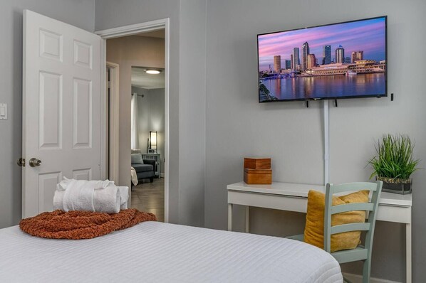 Escriptori, planxa i posts de planxar i un bressol de viatge 