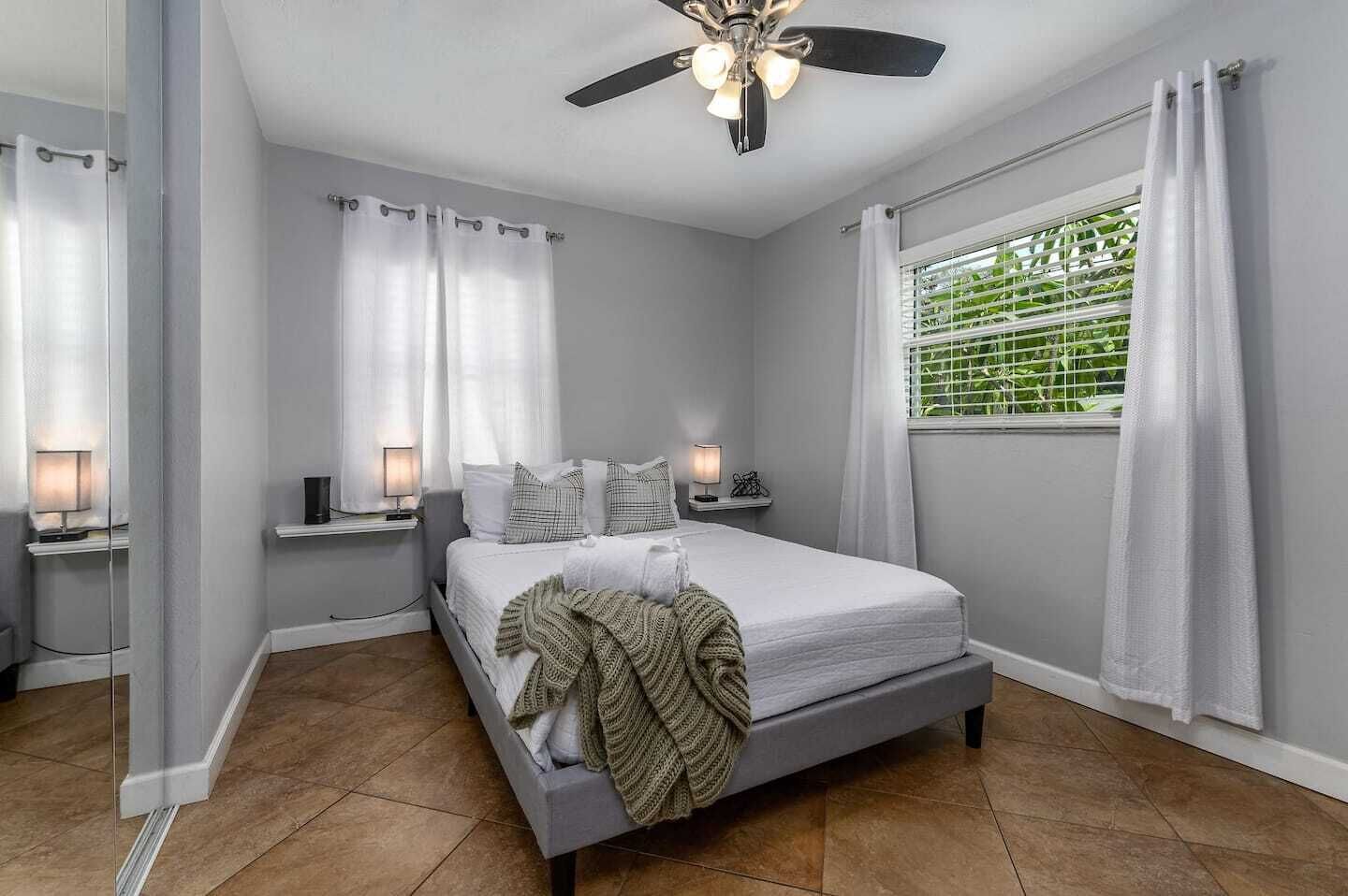 Schreibtisch, Bügeleisen/Bügelbrett, Reisekinderbett, kostenloses WLAN