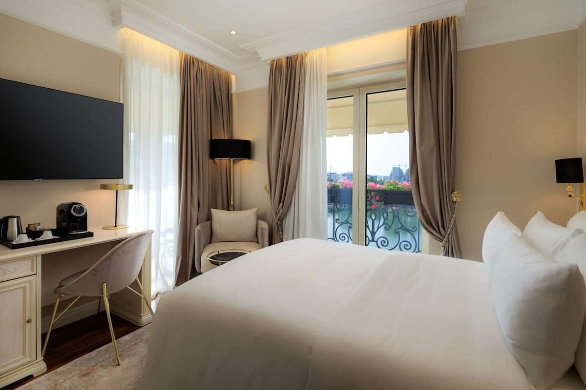 Minibar, két bảo mật tại phòng, bàn, bàn ủi/dụng cụ ủi quần áo