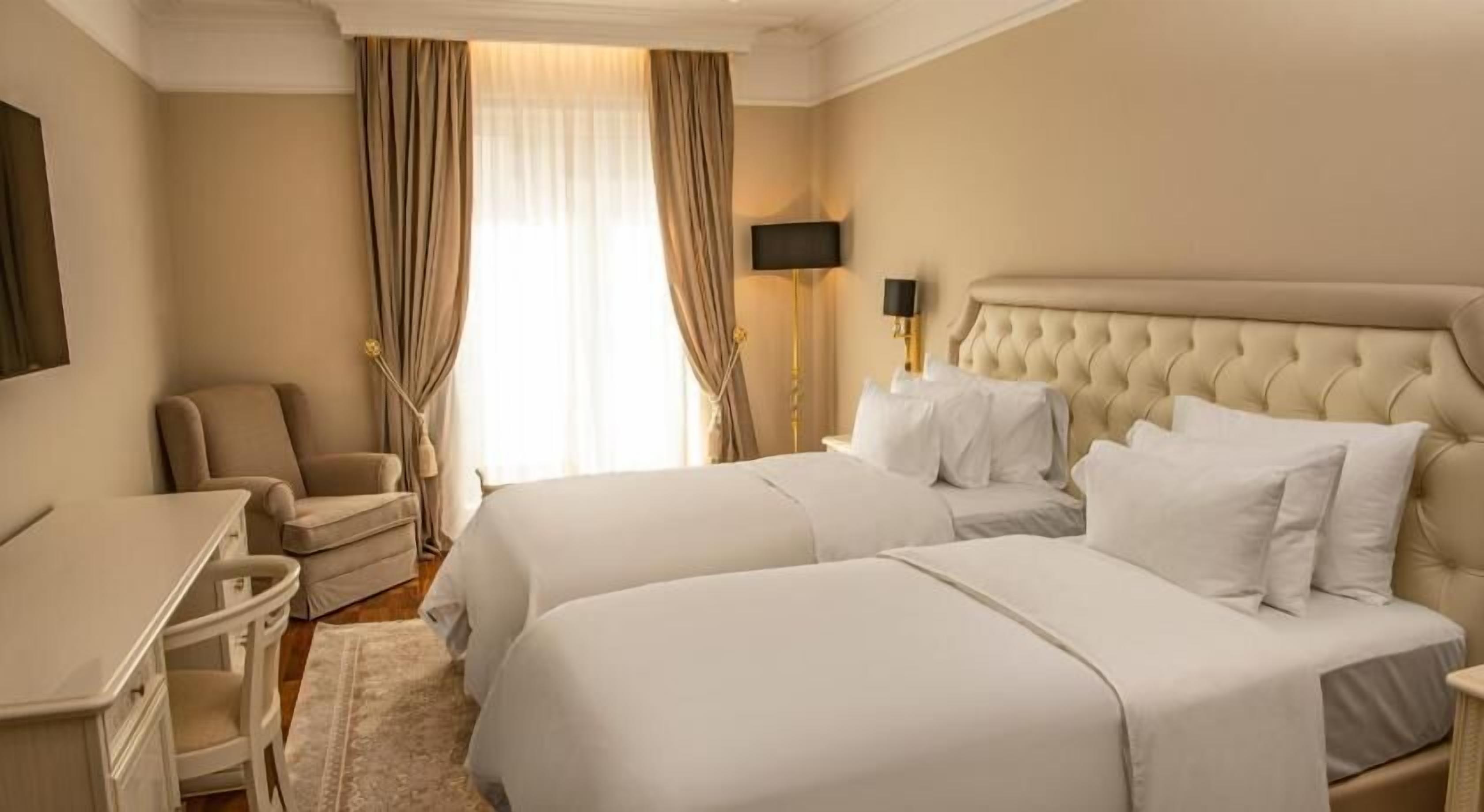 ميني بار وخزنة داخل الغرفة ومكتب ومكواة/لوح كي