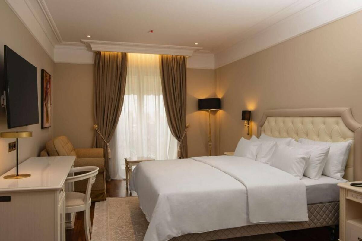 ميني بار وخزنة داخل الغرفة ومكتب ومكواة/لوح كي