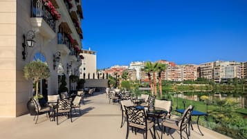2 bars/lounges