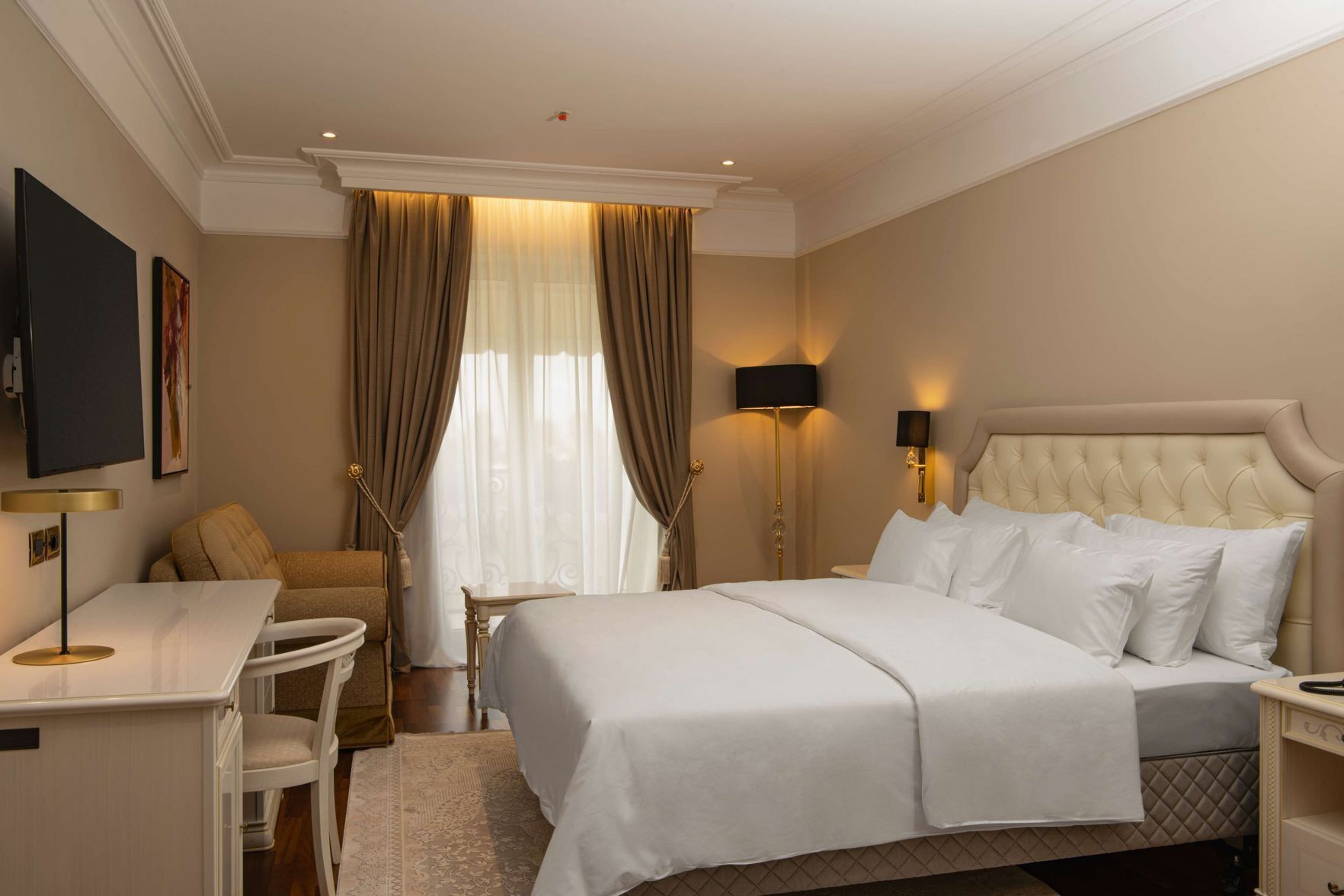 ميني بار وخزنة داخل الغرفة ومكتب ومكواة/لوح كي