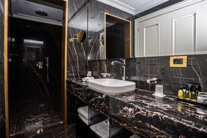Hair dryer, bathrobes, slippers, towels - Radisson Collection Morina Hotel, Tirana (Farkë)
